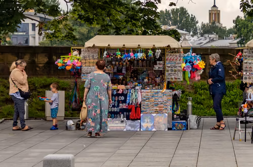 Nowy hit wakacyjnych straganów 2026! Dzieci oszalały na punkcie tej maskotki, a rodzice łapią się na portfele