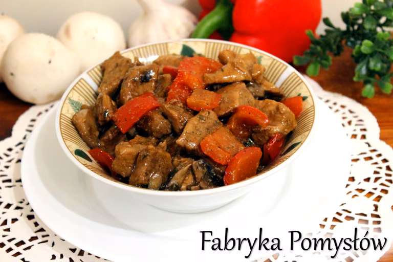 Gulasz wieprzowy z papryką i pieczarkami na ciemnym piwie (z piekarnika)