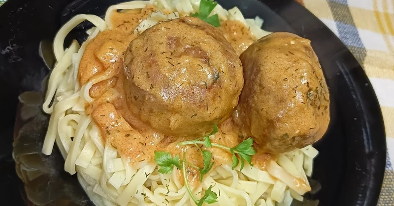 Pulpety drobiowe w sosie śmietanowo - pomidorowym