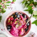 Wegańskie lody bananowe z malinami |