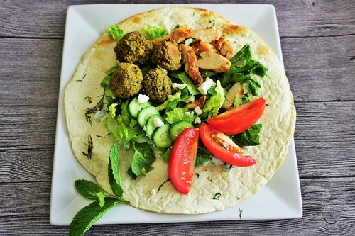 Falafel z kurczakiem i sosem tatziki na tortilli
