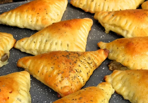 pieczone pierożki z ciasta drożdżowo twarogowego nadziewane pieczarkami i serem +FILM