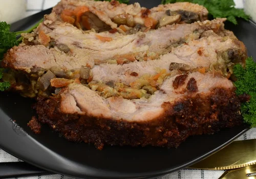 Karkówka przekładana pieczarkami