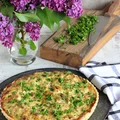 Ziemniaczana tarta ze śmietaną, pieczarkami, cebulą i ziołami
