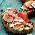 BRUSCHETTA Z FIGAMI, SEREM I SZYNKĄ PARMEŃSKĄ