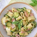 Makaron z cukinią, wędzoną szynką i szałwią