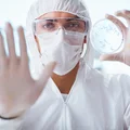 Koronawirus OMIKRON jako "wariant budzący obawy". Czy będą nowe szczepionki?