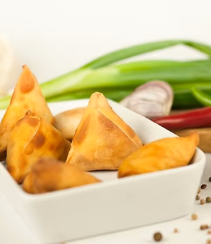Indyjskie pierożki z batatem i mięsem z rosołu
