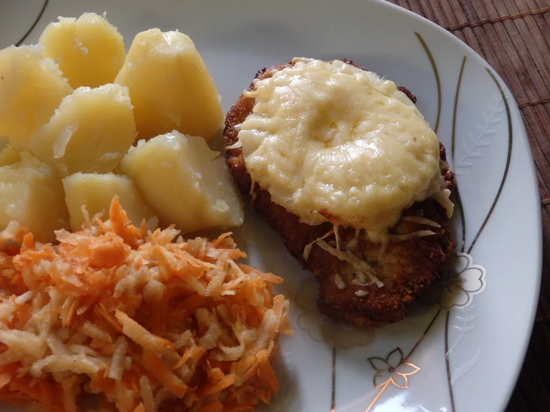Schabowy zapiekany pod ananasem i serem