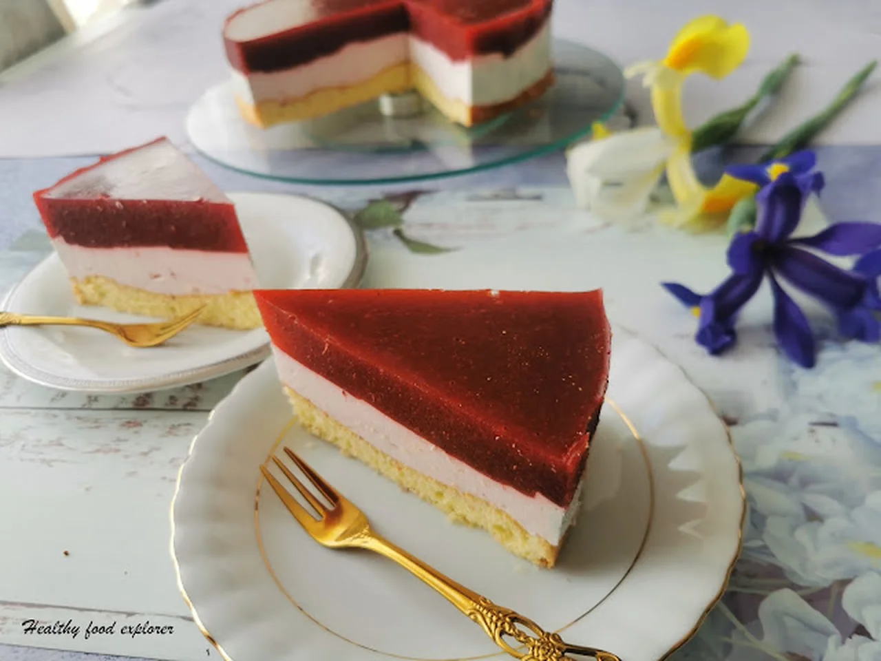 Biszkopt z kremem i musem truskawkowym