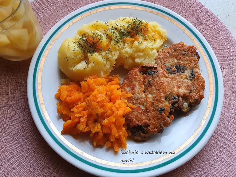 Kotleciki siekane z kurczaka z suszonymi grzybami