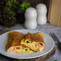 Rolowany omlet z łososiem, serem i szczypiorkiem