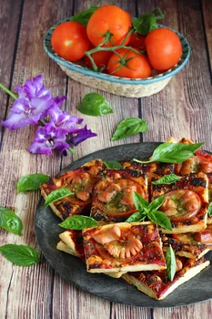 Mini pizze na cieście francuskim