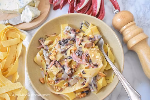 Makaron z serem gorgonzola i radicchio