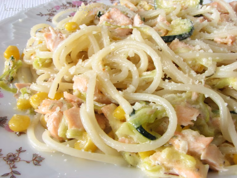 Spaghetti z łososiem w sosie serowym