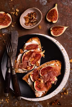 Grzanki z kozim serkiem, szynką parmeńską i figami