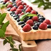 tarta z kremem, borówkami i malinami