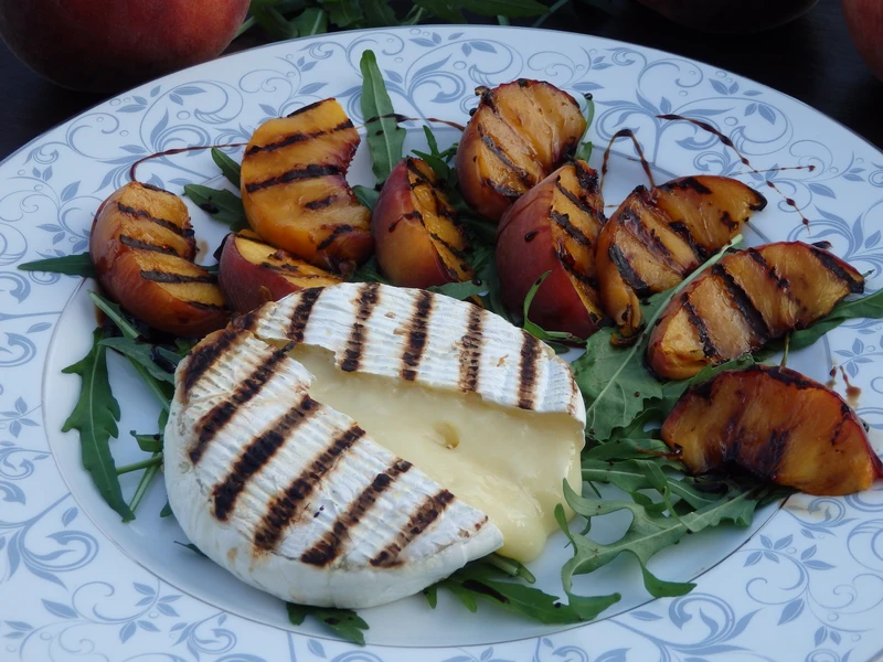 Grillowany camembert z brzoskwiniami na rukoli