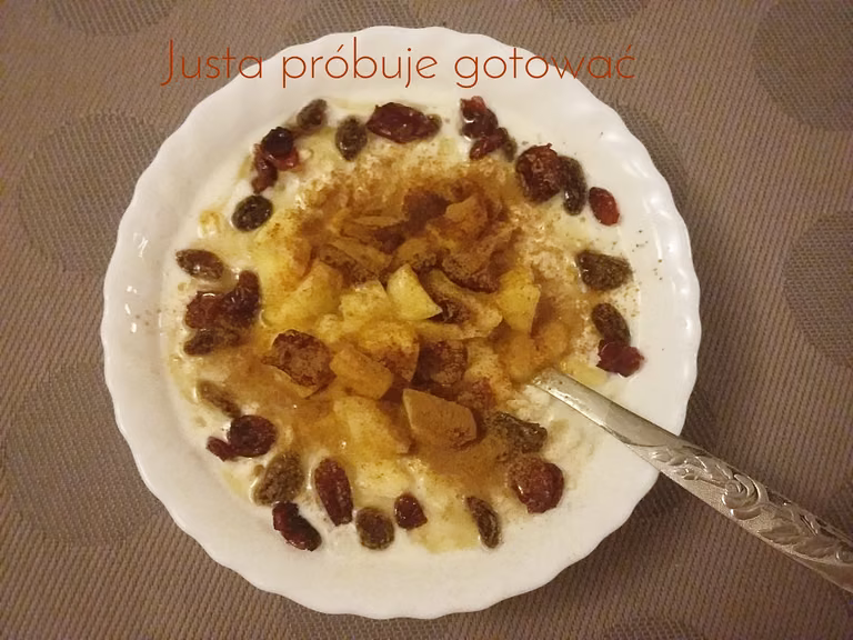 Owsianka z bakaliami, jabłkiem i cynamonem