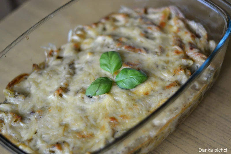 Zapiekanka makaronowa z pieczarkami i szpinakiem