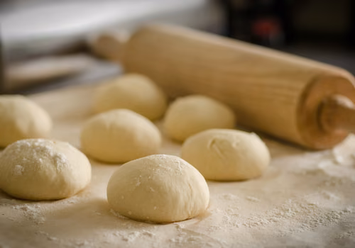 Ten 1 błąd sprawia, że pączki są zbite. Uniknij go przy wałkowaniu!