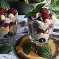 SZYBKI DESER Z MASCARPONE, JOGURTEM, NUTELLĄ, OWOCAMI I BISZKOPTAMI
