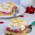 Kruchy placek z rabarbarem, truskawkami i bezą