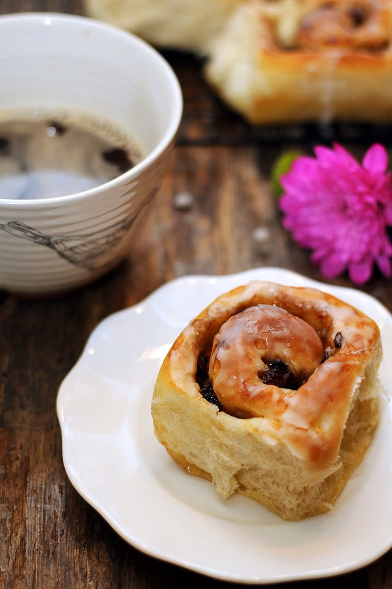 Chelsea buns - zawijane bułeczki z bakaliami i przyprawą korzenną
