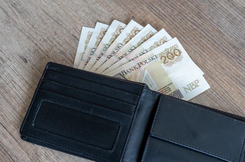 Prawie 1200 złotych miesięcznie od ZUS. Mało kto o tym wie, że można ją pobierać nawet przez 2,5 roku!