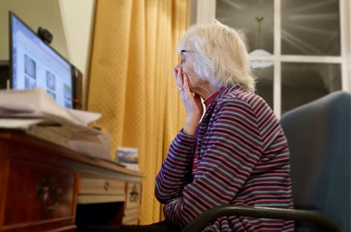 Seniorzy coraz częściej tracą oszczędności. Rząd rusza z nowym programem ochrony!
