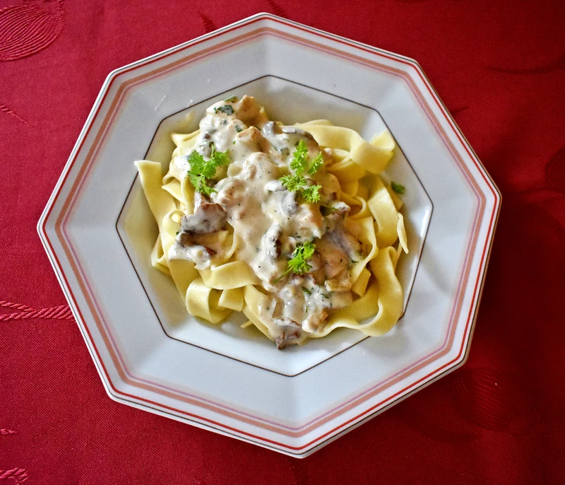 Makaron tagiatelle z kurczakiem w sosie kurkowym