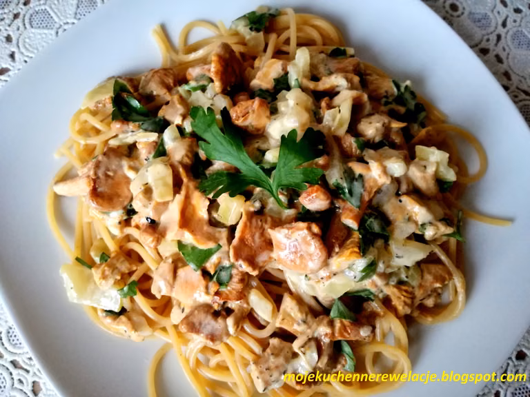Razowe spaghetti z kurkami w sosie śmietanowo-ziołowym
