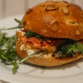 Szybkie burgery z jajkiem i bekonem