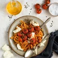 Makaron z sosem pomidorowym i kiełbaskami, mozzarellą i pieczonymi pomidorkami