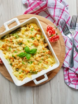 Kalafiorowa zapiekanka z mięsem i szparagami w sosie serowym