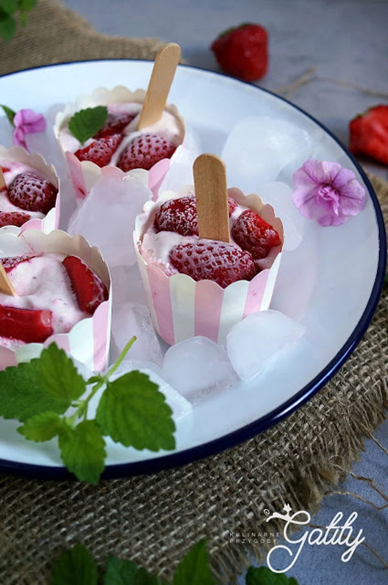 Truskawkowe lody na patyku (bez maszynki)