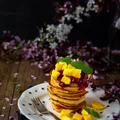 Kokosowe pancakes z musem malinowym i mango