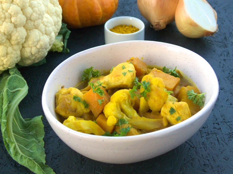 Jesienny kurczak curry z dynią i kalafiorem
