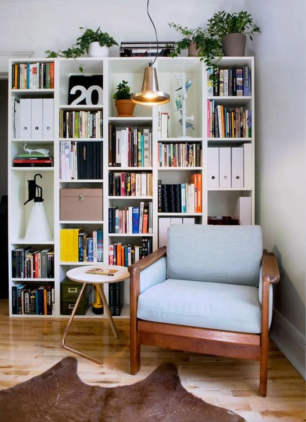 Fotel i lampka- idealne miejsce do czytania