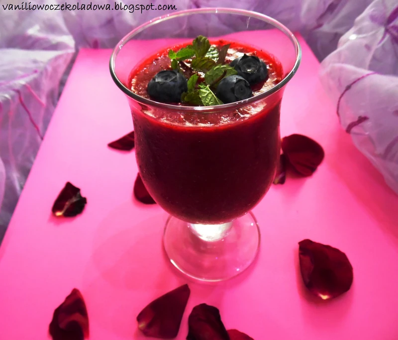 Fit truskawkowy koktajl chia z melisą (vege & white sugar free)