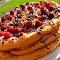 Tort na cieście ptysiowym z czekoladowym kremem i wafelkami