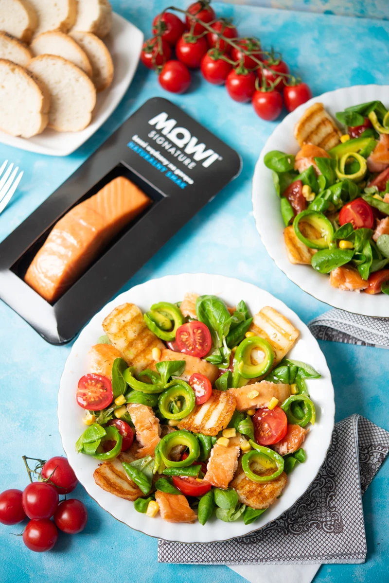 Sałatka z łososiem, serem Halloumi i awokado