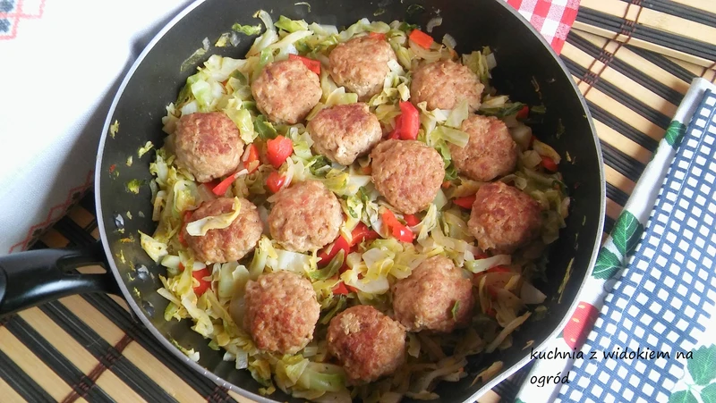 Pulpeciki w młodej kapuście. Lekkie wiosenne danie.