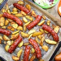 Pieczona kiełbasa z pieczonymi ziemniakami – obiad z piekarnika