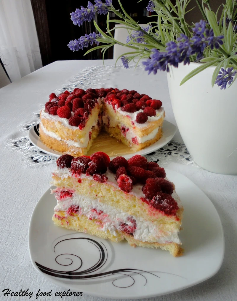 Bezglutenowy tort z kremem kokosowym i malinami