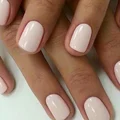 Klasyczne, kremowe paznokcie