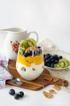 Fit deser z jogurtu, owoców, płatków zbożowych i masła orzechowego