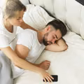 Flirt w telefonie męża: Niewinna zabawa czy powód do zmartwień?[LIST DO REDAKCJI]