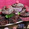 Czekoladowe muffinki z malinami
