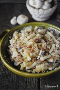Makaron z kiszoną kapustą, pieczarkami i boczkiem